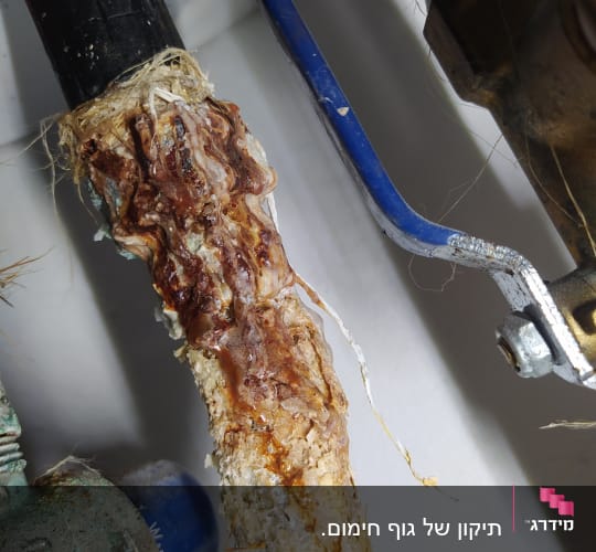 צינור עם חלודה ונזילה, ברז כחול